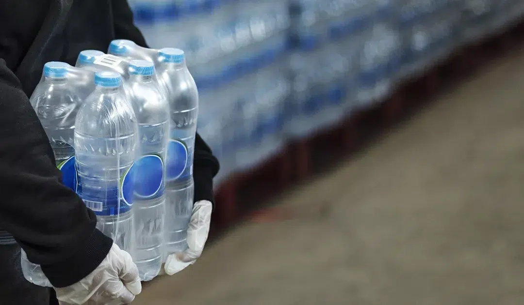 Nanoplastiques : l&rsquo;eau en bouteille massivement polluée